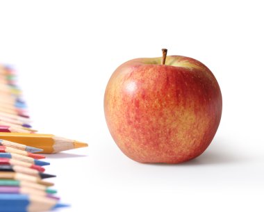 Okul malzemeleri ve elma..