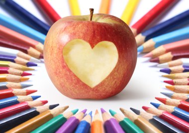 Okul malzemeleri ve elma..