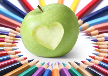 Okul malzemeleri ve elma..