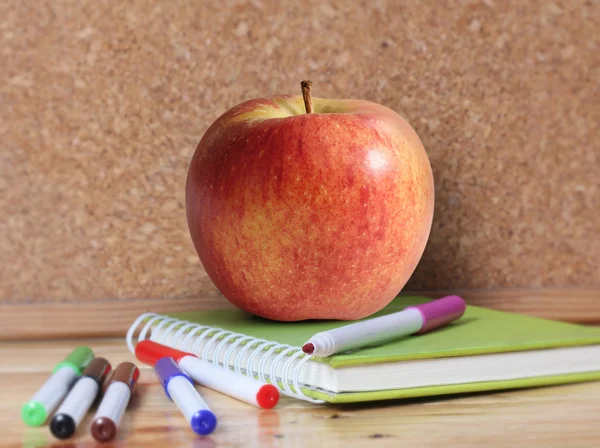 Skoleartikler og æble. - Stock-foto