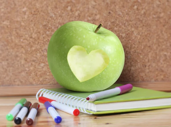 Materiały szkolne i jabłka. — Zdjęcie stockowe