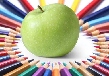 Okul malzemeleri ve elma..