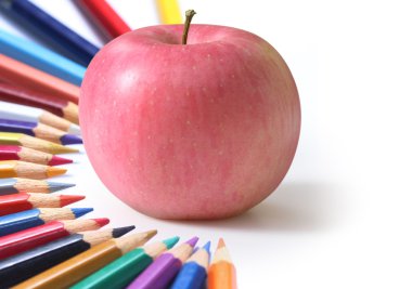 Okul malzemeleri ve elma..