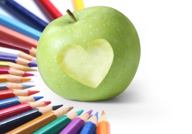 Okul malzemeleri ve elma..