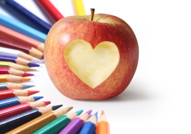 Okul malzemeleri ve elma..