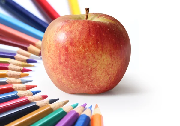 Školní zásoby a jablka. — Stock fotografie