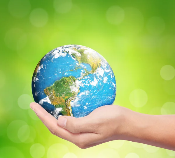 Global in Hands.ecology Konzept. Elemente dieses Bildes sind Pelz — Stockfoto