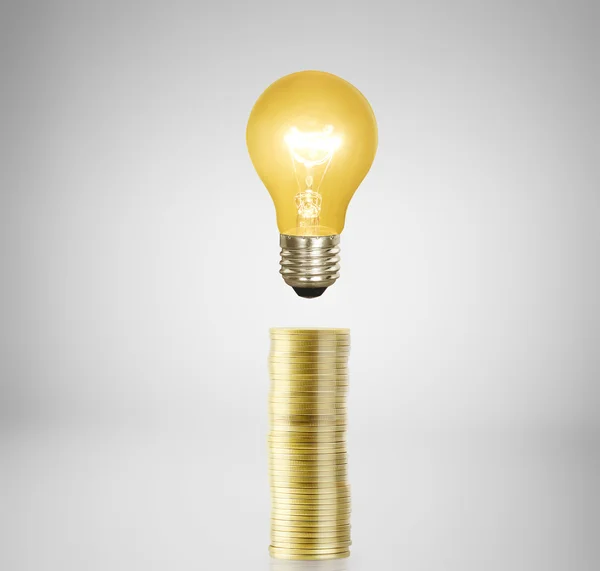 Žárovka s zásobníku mincí — Stock fotografie