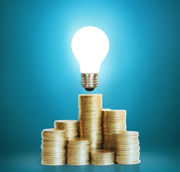 Lamp met stapel van munten — Stockfoto