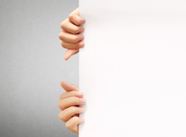 beyaz boş A4 kağıt tutan