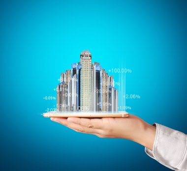 Cep telefonu elinde.