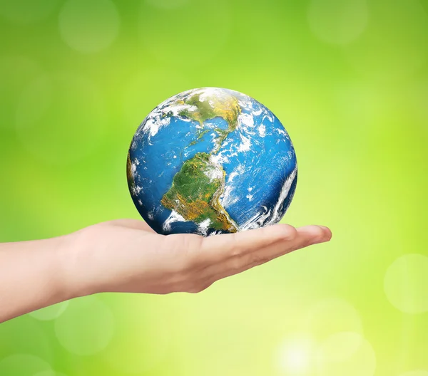 Global in Hands.ecology Konzept. Elemente dieses Bildes sind Pelz — Stockfoto