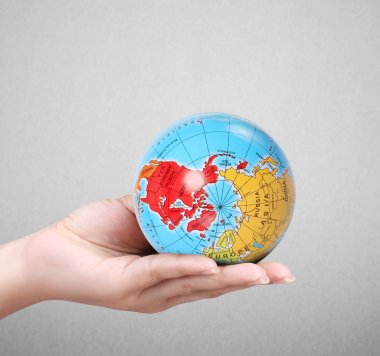 Küre tutan insan el görüntü unsurları Nasa tarafından döşenmiş.