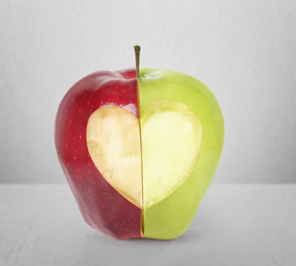 Hjärta form love Apple — Stockfoto