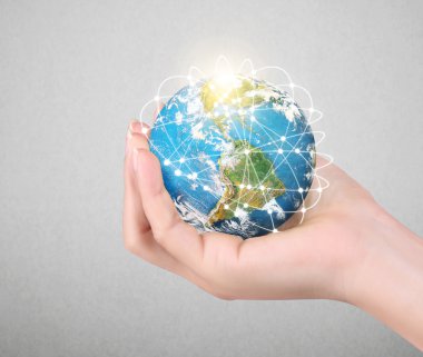 Küre tutan insan el görüntü unsurları Nasa tarafından döşenmiş.