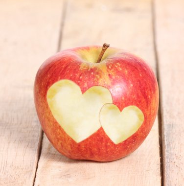 Kalp şekli aşk elması