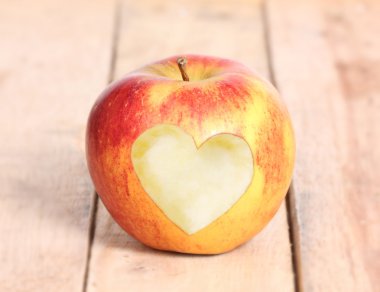 Kalp şekli aşk elması