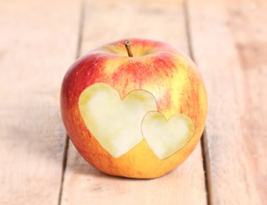 Kalp şekli aşk elması
