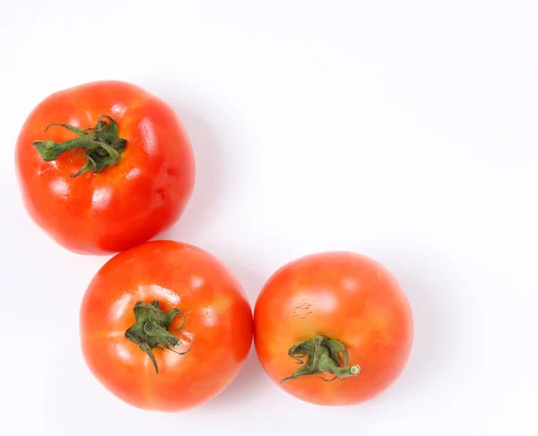 Tomaten. ganz und halb auf weiß — Stockfoto