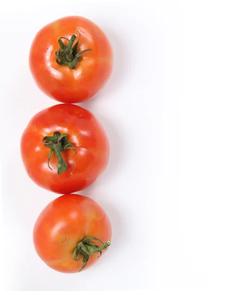 Tomaten. ganz und halb auf weiß — Stockfoto