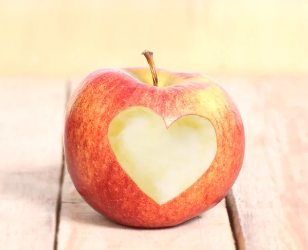 心的形状爱苹果 — 图库照片