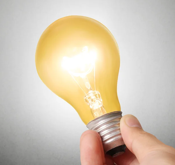 Lâmpada, ideia lâmpada criativa na mão — Fotografia de Stock
