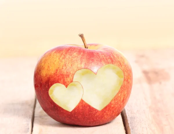 Amore a forma di cuore Apple — Foto Stock