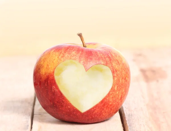 Hart vorm liefde Apple — Stockfoto