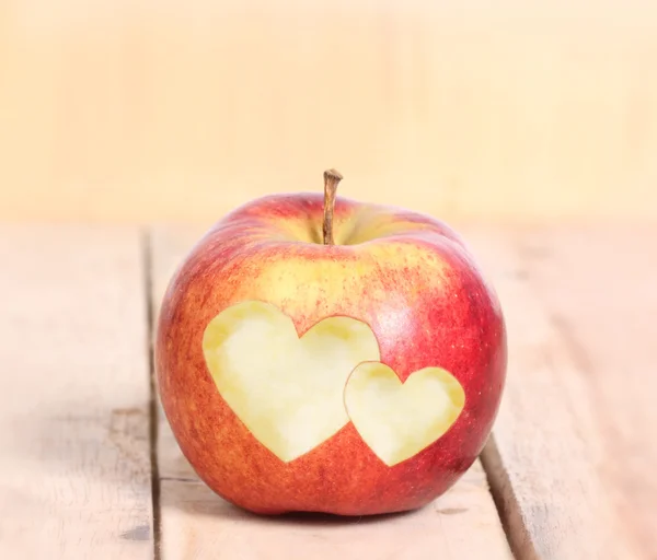Corazón forma amor manzana — Foto de Stock