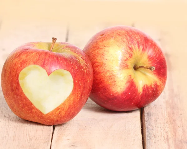 Corazón forma amor manzana —  Fotos de Stock
