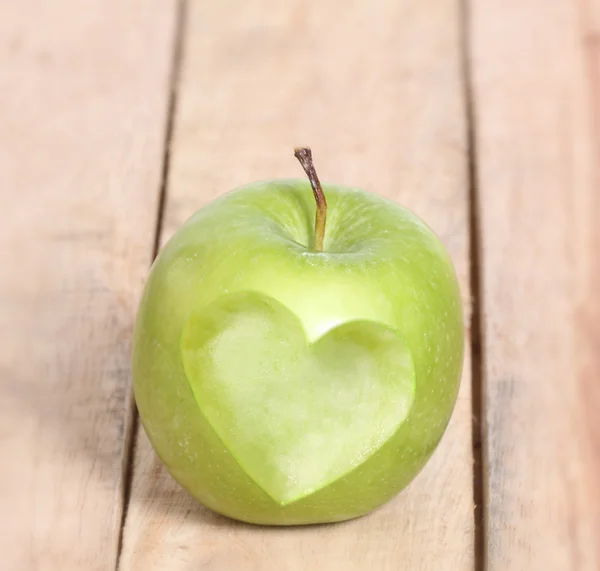 Corazón forma amor manzana —  Fotos de Stock