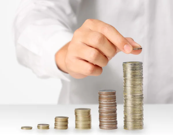 Hand mänsklig hand sätta mynt till pengar, affärsidéer — Stockfoto