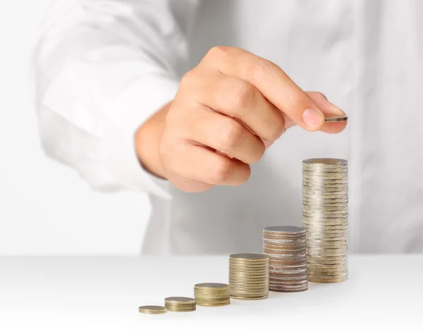 Hand mänsklig hand sätta mynt till pengar, affärsidéer — Stockfoto