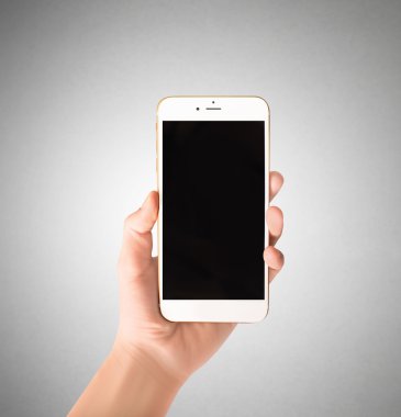 Akıllı telefon elinde.