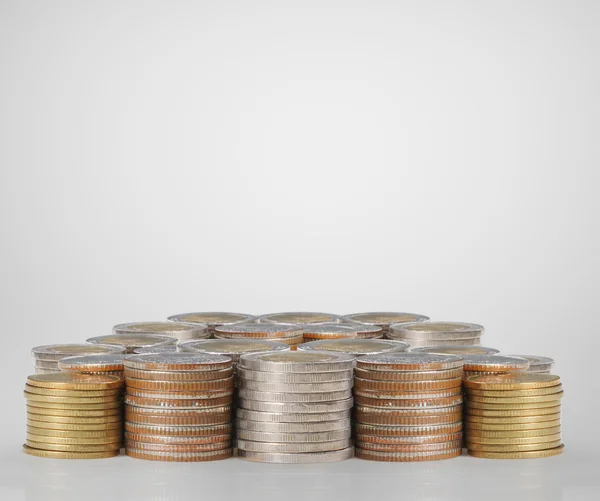 Monedas dispuestas en forma de pirámide —  Fotos de Stock