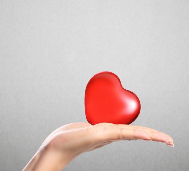 kırmızı kalp ellerinde