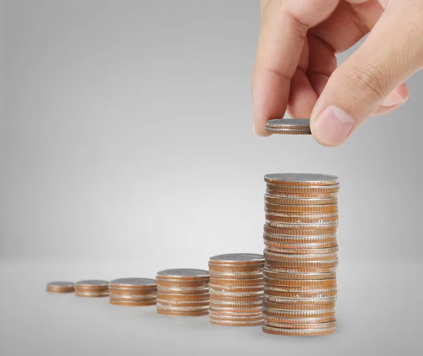 Mano humana poniendo moneda al dinero — Foto de Stock