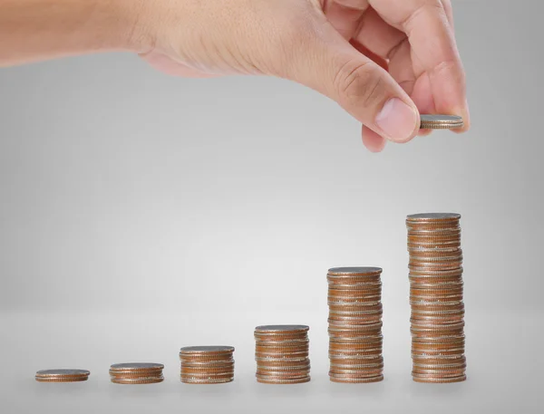 Mano humana poniendo moneda al dinero — Foto de Stock