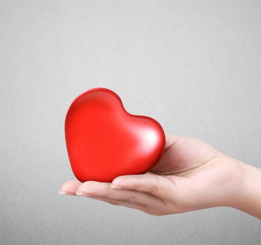 kırmızı kalp ellerinde