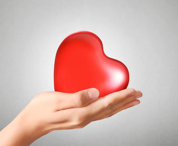 Červené srdce v rukou — Stock fotografie