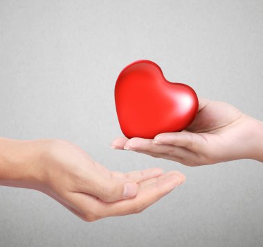 kırmızı kalp ellerinde
