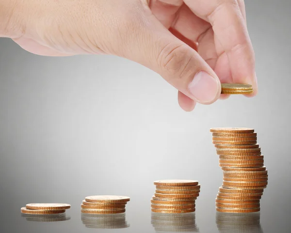 Mano humana poniendo moneda al dinero — Foto de Stock