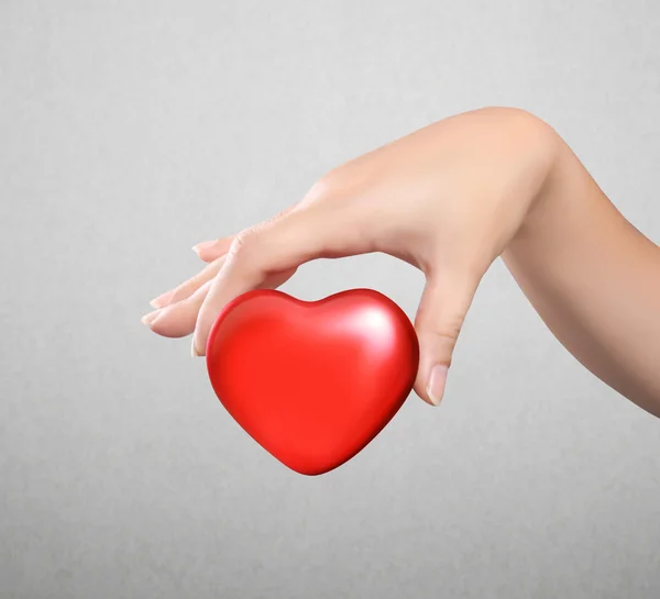 Cuore rosso nelle mani — Foto Stock