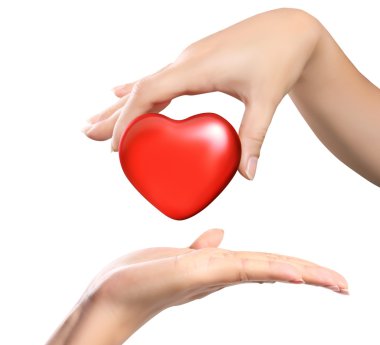 kırmızı kalp ellerinde