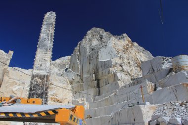 Carrara mermer ocağı kesme ile ön plan, Liguria, İtalya'da gördüm