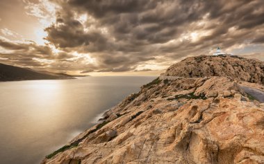 Moody gökyüzü Ile Rousse Corsica'deki / daki fenerinde üzerinde