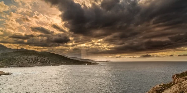 Nastrojowy niebo nad wybrzeże Korsyki w pobliżu Ile Rousse — Zdjęcie stockowe
