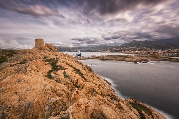 Genueńskiej wieży hotelu La Pietra w Ile Rousse na Korsyce — Zdjęcie stockowe