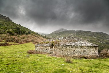 Glaciere buz deposu Kuzey Corsica tepelerinde
