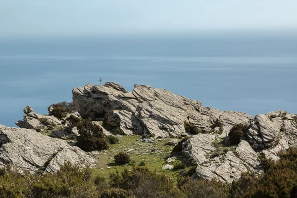 Żelazny Krzyż w górach, na wschodnim wybrzeżu Korsyki — Zdjęcie stockowe